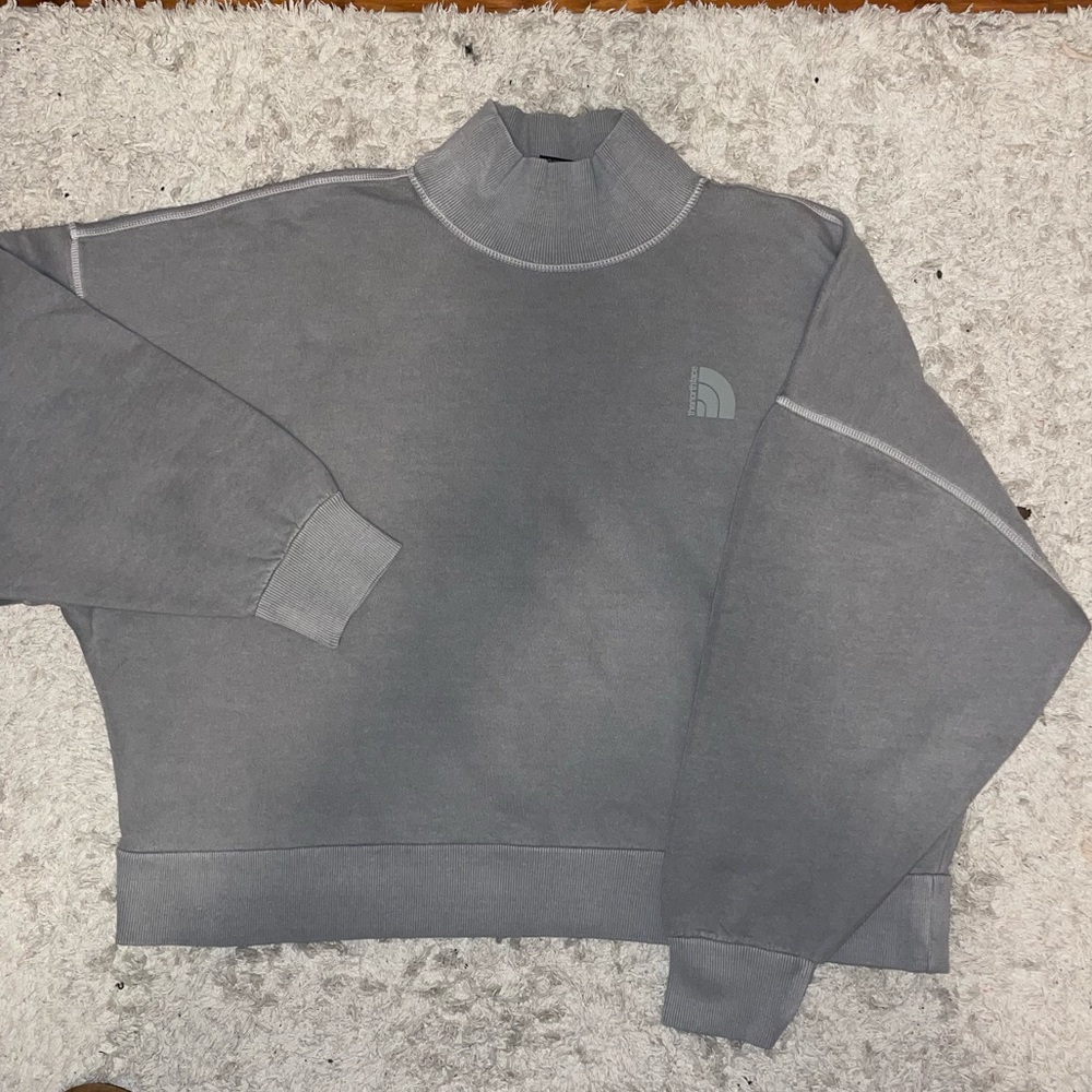 *Never Worn* Women’s grey North Face Sweatshirt